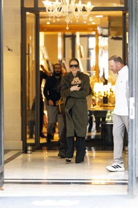 Céline Dion, accompanied by her sons Eddy and Nelson Angelil, leaves the Royal Monceau hotel for La Plenitude Arena in Paris after 16 concerts over five weeks in front of nearly 500,000 people, on October 19, 2026. Holding her dog, Madison, in her arms, the Canadian singer waved one last time to her fans gathered in front of the hotel. She will return to the Paris La Défense Arena for 10 special concerts from May 8 to 29, 2027. Pierre Perusseau Bestimage Céline Dion, accompanied by her sons Eddy and Nelson Angelil, leaves the Royal Monceau luxury hotel in Paris on October 19, 2026, following 16 concerts over five weeks performed before nearly 500,000 people. Holding her dog, Madison, in her arms, the Canadian singer waved one last time to Copyright: xPierrexPerusseaux xBestimagexPierrexPerusseaux xBestimagex