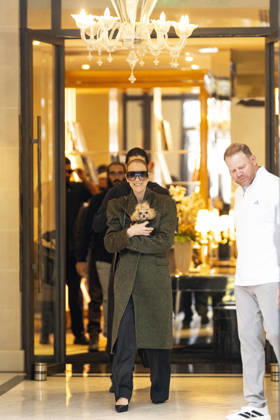 Céline Dion, accompanied by her sons Eddy and Nelson Angelil, leaves the Royal Monceau hotel for La Plenitude Arena in Paris after 16 concerts over five weeks in front of nearly 500,000 people, on October 19, 2026. Holding her dog, Madison, in her arms, the Canadian singer waved one last time to her fans gathered in front of the hotel. She will return to the Paris La Défense Arena for 10 special concerts from May 8 to 29, 2027. Pierre Perusseau Bestimage Céline Dion, accompanied by her sons Eddy and Nelson Angelil, leaves the Royal Monceau luxury hotel in Paris on October 19, 2026, following 16 concerts over five weeks performed before nearly 500,000 people. Holding her dog, Madison, in her arms, the Canadian singer waved one last time to Copyright: xPierrexPerusseaux xBestimagexPierrexPerusseaux xBestimagex