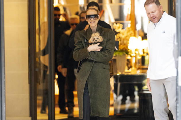 Céline Dion, accompanied by her sons Eddy and Nelson Angelil, leaves the Royal Monceau hotel for La Plenitude Arena in Paris after 16 concerts over five weeks in front of nearly 500,000 people, on October 19, 2026. Holding her dog, Madison, in her arms, the Canadian singer waved one last time to her fans gathered in front of the hotel. She will return to the Paris La Défense Arena for 10 special concerts from May 8 to 29, 2027. Pierre Perusseau Bestimage Céline Dion, accompanied by her sons Eddy and Nelson Angelil, leaves the Royal Monceau luxury hotel in Paris on October 19, 2026, following 16 concerts over five weeks performed before nearly 500,000 people. Holding her dog, Madison, in her arms, the Canadian singer waved one last time to Copyright: xPierrexPerusseaux xBestimagexPierrexPerusseaux xBestimagex