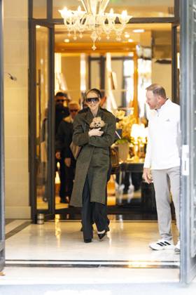 Céline Dion, accompanied by her sons Eddy and Nelson Angelil, leaves the Royal Monceau hotel for La Plenitude Arena in Paris after 16 concerts over five weeks in front of nearly 500,000 people, on October 19, 2026. Holding her dog, Madison, in her arms, the Canadian singer waved one last time to her fans gathered in front of the hotel. She will return to the Paris La Défense Arena for 10 special concerts from May 8 to 29, 2027. Pierre Perusseau Bestimage Céline Dion, accompanied by her sons Eddy and Nelson Angelil, leaves the Royal Monceau luxury hotel in Paris on October 19, 2026, following 16 concerts over five weeks performed before nearly 500,000 people. Holding her dog, Madison, in her arms, the Canadian singer waved one last time to Copyright: xPierrexPerusseaux xBestimagexPierrexPerusseaux xBestimagex