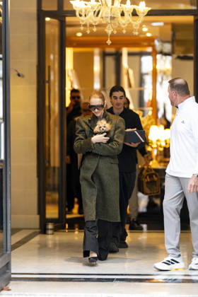 Céline Dion, accompanied by her sons Eddy and Nelson Angelil, leaves the Royal Monceau hotel for La Plenitude Arena in Paris after 16 concerts over five weeks in front of nearly 500,000 people, on October 19, 2026. Holding her dog, Madison, in her arms, the Canadian singer waved one last time to her fans gathered in front of the hotel. She will return to the Paris La Défense Arena for 10 special concerts from May 8 to 29, 2027. Pierre Perusseau Bestimage Céline Dion, accompanied by her sons Eddy and Nelson Angelil, leaves the Royal Monceau luxury hotel in Paris on October 19, 2026, following 16 concerts over five weeks performed before nearly 500,000 people. Holding her dog, Madison, in her arms, the Canadian singer waved one last time to Copyright: xPierrexPerusseaux xBestimagexPierrexPerusseaux xBestimagex
