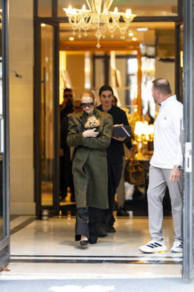 Céline Dion, accompanied by her sons Eddy and Nelson Angelil, leaves the Royal Monceau hotel for La Plenitude Arena in Paris after 16 concerts over five weeks in front of nearly 500,000 people, on October 19, 2026. Holding her dog, Madison, in her arms, the Canadian singer waved one last time to her fans gathered in front of the hotel. She will return to the Paris La Défense Arena for 10 special concerts from May 8 to 29, 2027. Pierre Perusseau Bestimage Céline Dion, accompanied by her sons Eddy and Nelson Angelil, leaves the Royal Monceau luxury hotel in Paris on October 19, 2026, following 16 concerts over five weeks performed before nearly 500,000 people. Holding her dog, Madison, in her arms, the Canadian singer waved one last time to Copyright: xPierrexPerusseaux xBestimagexPierrexPerusseaux xBestimagex