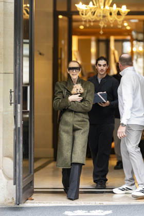Céline Dion, accompanied by her sons Eddy and Nelson Angelil, leaves the Royal Monceau hotel for La Plenitude Arena in Paris after 16 concerts over five weeks in front of nearly 500,000 people, on October 19, 2026. Holding her dog, Madison, in her arms, the Canadian singer waved one last time to her fans gathered in front of the hotel. She will return to the Paris La Défense Arena for 10 special concerts from May 8 to 29, 2027. Pierre Perusseau Bestimage Céline Dion, accompanied by her sons Eddy and Nelson Angelil, leaves the Royal Monceau luxury hotel in Paris on October 19, 2026, following 16 concerts over five weeks performed before nearly 500,000 people. Holding her dog, Madison, in her arms, the Canadian singer waved one last time to Copyright: xPierrexPerusseaux xBestimagexPierrexPerusseaux xBestimagex