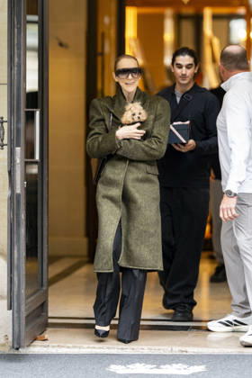 Céline Dion, accompanied by her sons Eddy and Nelson Angelil, leaves the Royal Monceau hotel for La Plenitude Arena in Paris after 16 concerts over five weeks in front of nearly 500,000 people, on October 19, 2026. Holding her dog, Madison, in her arms, the Canadian singer waved one last time to her fans gathered in front of the hotel. She will return to the Paris La Défense Arena for 10 special concerts from May 8 to 29, 2027. Pierre Perusseau Bestimage Céline Dion, accompanied by her sons Eddy and Nelson Angelil, leaves the Royal Monceau luxury hotel in Paris on October 19, 2026, following 16 concerts over five weeks performed before nearly 500,000 people. Holding her dog, Madison, in her arms, the Canadian singer waved one last time to Copyright: xPierrexPerusseaux xBestimagexPierrexPerusseaux xBestimagex