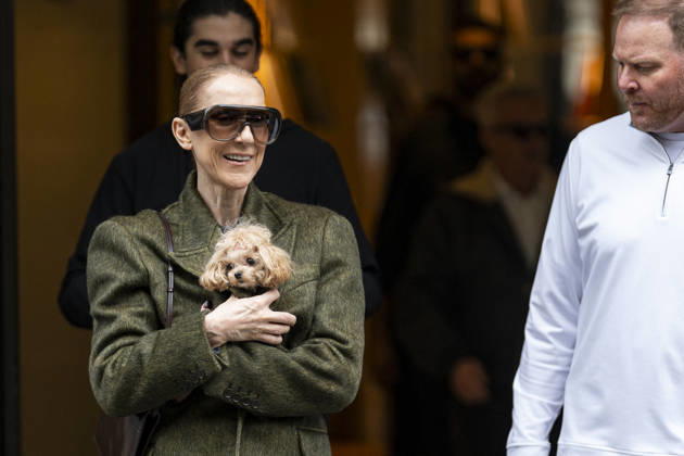 Céline Dion, accompanied by her sons Eddy and Nelson Angelil, leaves the Royal Monceau hotel for La Plenitude Arena in Paris after 16 concerts over five weeks in front of nearly 500,000 people, on October 19, 2026. Holding her dog, Madison, in her arms, the Canadian singer waved one last time to her fans gathered in front of the hotel. She will return to the Paris La Défense Arena for 10 special concerts from May 8 to 29, 2027. Pierre Perusseau Bestimage Céline Dion, accompanied by her sons Eddy and Nelson Angelil, leaves the Royal Monceau luxury hotel in Paris on October 19, 2026, following 16 concerts over five weeks performed before nearly 500,000 people. Holding her dog, Madison, in her arms, the Canadian singer waved one last time to Copyright: xPierrexPerusseaux xBestimagexPierrexPerusseaux xBestimagex