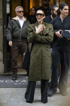 Céline Dion, accompanied by her sons Eddy and Nelson Angelil, leaves the Royal Monceau hotel for La Plenitude Arena in Paris after 16 concerts over five weeks in front of nearly 500,000 people, on October 19, 2026. Holding her dog, Madison, in her arms, the Canadian singer waved one last time to her fans gathered in front of the hotel. She will return to the Paris La Défense Arena for 10 special concerts from May 8 to 29, 2027. Pierre Perusseau Bestimage Céline Dion, accompanied by her sons Eddy and Nelson Angelil, leaves the Royal Monceau luxury hotel in Paris on October 19, 2026, following 16 concerts over five weeks performed before nearly 500,000 people. Holding her dog, Madison, in her arms, the Canadian singer waved one last time to Copyright: xPierrexPerusseaux xBestimagexPierrexPerusseaux xBestimagex