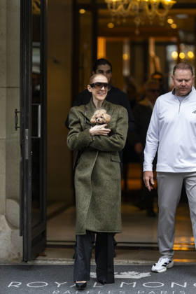 Céline Dion, accompanied by her sons Eddy and Nelson Angelil, leaves the Royal Monceau hotel for La Plenitude Arena in Paris after 16 concerts over five weeks in front of nearly 500,000 people, on October 19, 2026. Holding her dog, Madison, in her arms, the Canadian singer waved one last time to her fans gathered in front of the hotel. She will return to the Paris La Défense Arena for 10 special concerts from May 8 to 29, 2027. Pierre Perusseau Bestimage Céline Dion, accompanied by her sons Eddy and Nelson Angelil, leaves the Royal Monceau luxury hotel in Paris on October 19, 2026, following 16 concerts over five weeks performed before nearly 500,000 people. Holding her dog, Madison, in her arms, the Canadian singer waved one last time to Copyright: xPierrexPerusseaux xBestimagexPierrexPerusseaux xBestimagex