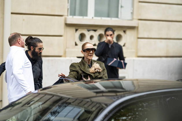 Céline Dion, accompanied by her sons Eddy and Nelson Angelil, leaves the Royal Monceau hotel for La Plenitude Arena in Paris after 16 concerts over five weeks in front of nearly 500,000 people, on October 19, 2026. Holding her dog, Madison, in her arms, the Canadian singer waved one last time to her fans gathered in front of the hotel. She will return to the Paris La Défense Arena for 10 special concerts from May 8 to 29, 2027. Pierre Perusseau Bestimage Céline Dion, accompanied by her sons Eddy and Nelson Angelil, leaves the Royal Monceau luxury hotel in Paris on October 19, 2026, following 16 concerts over five weeks performed before nearly 500,000 people. Holding her dog, Madison, in her arms, the Canadian singer waved one last time to Copyright: xPierrexPerusseaux xBestimagexPierrexPerusseaux xBestimagex