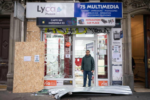 Shops Looted After the October 17th Demonstration - Paris AJ This photo shows the Owner of the store Lyca Mobile at the Boulevard de Magenta store after it has been looted, ransacked, and vandalized on October 19, 2026 two days after riots and looting occurred (pillage) on the sidelines of nationwide cost-of-living demonstrations. Photo by Alexis Jumeau ABACAPRESS.COM Paris France  Copyright: xJumeauxAlexis ABACAx