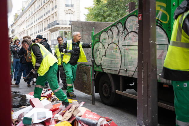 Shops Looted After the October 17th Demonstration - Paris AJ This photo shows Paris City Hall employees clearing away rubble in front of a Nicolas store after it had been looted, ransacked, and vandalized on October 19, 2026 two days after riots and looting occurred (pillage) on the sidelines of nationwide cost-of-living demonstrations. Photo by Alexis Jumeau ABACAPRESS.COM Paris France  Copyright: xJumeauxAlexis ABACAx