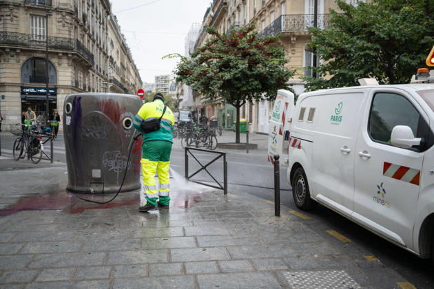 Shops Looted After the October 17th Demonstration - Paris AJ This photo shows a Paris city hall employee cleaning graffiti off a trash can using a high-pressure water jet and cleaning products on October 19, 2026 two days after riots and looting occurred (pillage) on the sidelines of nationwide cost-of-living demonstrations. Photo by Alexis Jumeau ABACAPRESS.COM Paris France  Copyright: xJumeauxAlexis ABACAx