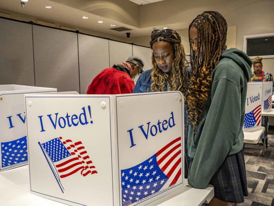October 19, 2026, Little Rock, Arkansas, USA: JERRILYN JONES, wife of Democratic Congressional candidate CHRIS JONES, explains how to vote to their eldest daughter, JORDYN JONES. TodayÕs is the first day of early vote in Arkansas. Jones is running for the seat now held by Rep. French Hill (R-AR). Should Jones win, he will be the first Black person Arkansas sends to Congress. Little Rock USA - ZUMAd155 20261019_znp_d155_033 Copyright: xSuexDorfmanx