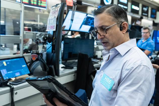 October 19, 2026, New York, New York, USA: A trader works on the trading floor of the New York Stock Exchange (NYSE) during opening hours in New York, NY on October 19, 2026. New York USA  - ZUMAr339 20261019_znp_r339_006 Copyright: xLevxRadinx