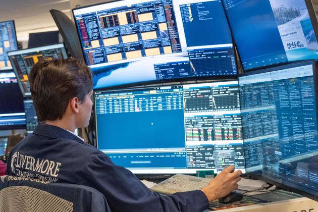 October 19, 2026, New York, New York, USA: A trader works on the trading floor of the New York Stock Exchange (NYSE) during opening hours in New York, NY on October 19, 2026. New York USA - ZUMAr339 20261019_znp_r339_017 Copyright: xLevxRadinx