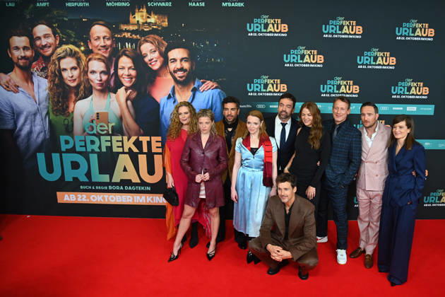 v.li: Diana AMFT (Schauspielerin), Jella HAASE (Schauspielerin), Elyas M BAREK (Schauspieler), Karoline HERFURTH (Schauspielerin), vorne:Florian David FITZ, Bora DAGTEKIN (Regisseur), Jessica SCHWARZ (Schauspielerin). Wotan Wilke MOEHRING (Schauspieler), Frederick LAU (Schauspieler), Lena SCHOEMANN (Produzentin). Weltpremiere von DER PERFEKTE URLAUB am 19.10.2026 im Mathaeser Filmpalast in Muenchen. Fotocall Roter Teppich,Red Carpet.