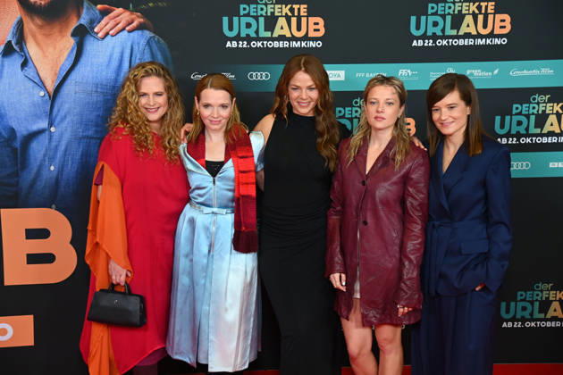 v.li: Diana AMFT (Schauspielerin), Karoline HERFURTH (Schauspielerin), Jessica SCHWARZ (Schauspielerin). Jella HAASE (Schauspielerin), Elyas M BAREK (Schauspieler), Lena SCHOEMANN (Produzentin). Weltpremiere von DER PERFEKTE URLAUB am 19.10.2026 im Mathaeser Filmpalast in Muenchen. Fotocall Roter Teppich,Red Carpet.