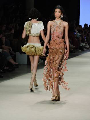 RECORD DATE NOT STATED ammi fashion show at SPFW Sao Paulo (SP), 10 18 2026 - Fashion SPFW Runway - The brand Ammi presents the Forma Viva collection on the last day of Sao Paulo Fashion Week. The brand featured model Isabeli Fontana, whose husband, singer Di Ferrero, was in the audience.(Foto: Leandro Chemalle Thenews2 imago images) ammi fashion show at SPFW  Copyright: xLeandroxChemallex