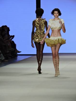 RECORD DATE NOT STATED ammi fashion show at SPFW Sao Paulo (SP), 10 18 2026 - Fashion SPFW Runway - The brand Ammi presents the Forma Viva collection on the last day of Sao Paulo Fashion Week. The brand featured model Isabeli Fontana, whose husband, singer Di Ferrero, was in the audience.(Foto: Leandro Chemalle Thenews2 imago images) ammi fashion show at SPFW  Copyright: xLeandroxChemallex