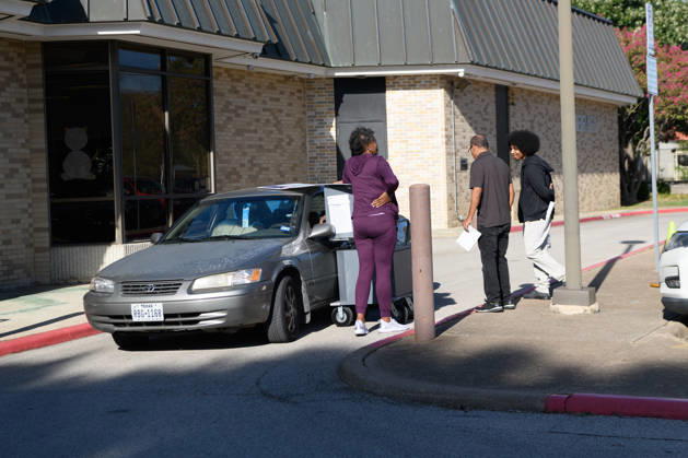 October 19, 2026, Dallas, Texas, USA: Early voting started in Dallas TX on Monday morning...Martin Luther King Branch Library..An election worker helps a voter cast her ballots curbside. Dallas USA  - ZUMAa183 20261019_znp_a183_004 Copyright: xAvixAdelmanx