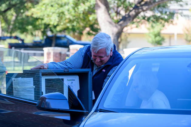 October 19, 2026, Dallas, Texas, USA: Early voting started in Dallas TX on Monday morning...University Park United Methodist Church..By 1130 am, nearly 700 people voted at this location..Election worker helps a citizen vote curbside. Dallas USA - ZUMAa183 20261019_znp_a183_022 Copyright: xAvixAdelmanx