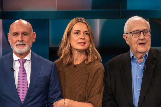 Hart aber Fair aus Köln am 19. Oktober 2026. Von links nach rechts: Der Bundesvorsitzende des Deutschen Beamtenbunds (dbb) Volker Geyer neben der Journalistin Jessy Wellmer und Rainer Brüderle, Präsident des Bundes der Steuerzahler Rheinland-Pfalz. Sie sind viele auch im internationalen Vergleich. Und ihre Privilegien kosten die Bürger eine Menge Geld. Die Gäste von Louis Klamroth diskutierten darüber, ob sich Deutschland noch Beamte leisten kann oder muss. An welcher Stelle ist das Beamtentum noch sinnvoll? Köln Nordrhein-Westfalen Deutschland