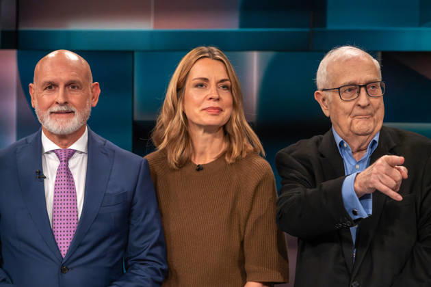 Hart aber Fair aus Köln am 19. Oktober 2026. Von links nach rechts: Der Bundesvorsitzende des Deutschen Beamtenbunds (dbb) Volker Geyer neben der Journalistin Jessy Wellmer und Rainer Brüderle, Präsident des Bundes der Steuerzahler Rheinland-Pfalz. Sie sind viele auch im internationalen Vergleich. Und ihre Privilegien kosten die Bürger eine Menge Geld. Die Gäste von Louis Klamroth diskutierten darüber, ob sich Deutschland noch Beamte leisten kann oder muss. An welcher Stelle ist das Beamtentum noch sinnvoll? Köln Nordrhein-Westfalen Deutschland