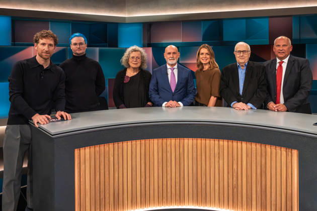 Hart aber Fair aus Köln am 19. Oktober 2026. Von links nach rechts: Gastgeber Louis Klamroth, der verbeamtete Lehrer Nicolas Schmelzer, Elisabeth van der Wal, Pensionärin und ehemalige Regierungsdirektorin, der Bundesvorsitzende des Deutschen Beamtenbunds (dbb) Volker Geyer, die Journalistin Jessy Wellmer, Rainer Brüderle, Präsident des Bundes der Steuerzahler Rheinland-Pfalz, sowie der hessische Innenminister Roman Poseck (CDU). Sie sind viele auch im internationalen Vergleich. Und ihre Privilegien kosten die Bürger eine Menge Geld. Die Gäste von Louis Klamroth diskutierten darüber, ob sich Deutschland noch Beamte leisten kann oder muss. An welcher Stelle ist das Beamtentum noch sinnvoll? Köln Nordrhein-Westfalen Deutschland **