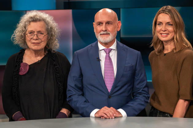 Hart aber Fair aus Köln am 19. Oktober 2026. Von links nach rechts: Elisabeth van der Wal, Pensionärin und ehemalige Regierungsdirektorin, der Bundesvorsitzende des Deutschen Beamtenbunds (dbb) Volker Geyer sowie die Journalistin Jessy Wellmer. Sie sind viele auch im internationalen Vergleich. Und ihre Privilegien kosten die Bürger eine Menge Geld. Die Gäste von Louis Klamroth diskutierten darüber, ob sich Deutschland noch Beamte leisten kann oder muss. An welcher Stelle ist das Beamtentum noch sinnvoll? Köln Nordrhein-Westfalen Deutschland