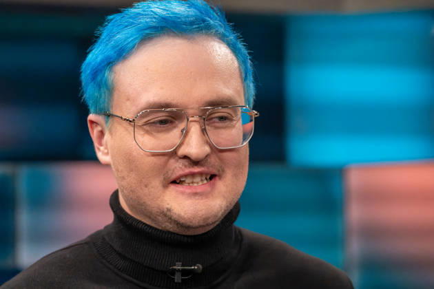 Hart aber Fair aus Köln am 19. Oktober 2026. Im Bild der verbeamtete Lehrer Nicolas Schmelzer. Man kennt ihn auf TikTok als Herr Schmelzer. Sie sind viele auch im internationalen Vergleich. Und ihre Privilegien kosten die Bürger eine Menge Geld. Die Gäste von Louis Klamroth diskutierten darüber, ob sich Deutschland noch Beamte leisten kann oder muss. An welcher Stelle ist das Beamtentum noch sinnvoll? Köln Nordrhein-Westfalen Deutschland