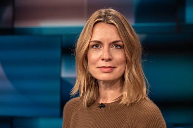 Hart aber Fair aus Köln am 19. Oktober 2026. Im Bild Jessy Wellmer. Die Tagesthemen-Moderatorin präsentiert die Doku Deutschland, deine Beamten: Zeit für Reformen?. Sie sind viele auch im internationalen Vergleich. Und ihre Privilegien kosten die Bürger eine Menge Geld. Die Gäste von Louis Klamroth diskutierten darüber, ob sich Deutschland noch Beamte leisten kann oder muss. An welcher Stelle ist das Beamtentum noch sinnvoll? Köln Nordrhein-Westfalen Deutschland