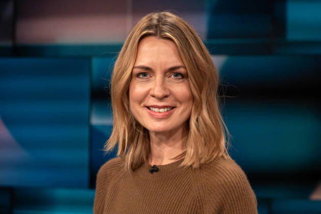 Hart aber Fair aus Köln am 19. Oktober 2026. Im Bild Jessy Wellmer. Die Tagesthemen-Moderatorin präsentiert die Doku Deutschland, deine Beamten: Zeit für Reformen?. Sie sind viele auch im internationalen Vergleich. Und ihre Privilegien kosten die Bürger eine Menge Geld. Die Gäste von Louis Klamroth diskutierten darüber, ob sich Deutschland noch Beamte leisten kann oder muss. An welcher Stelle ist das Beamtentum noch sinnvoll? Köln Nordrhein-Westfalen Deutschland