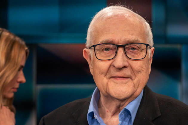 Hart aber Fair aus Köln am 19. Oktober 2026. Im Bild Rainer Brüderle, Präsident des Bundes der Steuerzahler Rheinland-Pfalz und ehemaliger Bundeswirtschaftsminister (FDP). Im Hintergrund links angeschnitten unscharf die Journalistin Jessy Wellmer Sie sind viele auch im internationalen Vergleich. Und ihre Privilegien kosten die Bürger eine Menge Geld. Die Gäste von Louis Klamroth diskutierten darüber, ob sich Deutschland noch Beamte leisten kann oder muss. An welcher Stelle ist das Beamtentum noch sinnvoll? Köln Nordrhein-Westfalen Deutschland