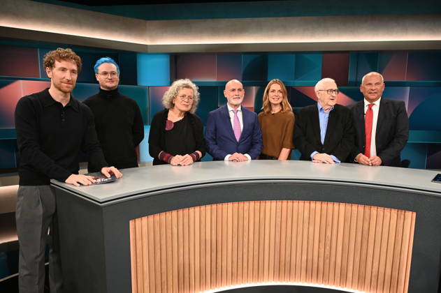 Moderator Louis Klamroth, l-r, Lehrer Nicolas Schmelzer (Herr Schmelzer), Pensionärin Elisabeth van der Wal, Gewerkschafter Volker Geyer. Moderatorin Jessy Wellmer, Politiker Rainer Brüderle und Politiker Roman Poseck zu Gast in der ARD Talkshow Hart aber Fair mit dem Thema Lehrer, Polizisten, Verwaltung: Wozu brauchen wir noch Beamte?