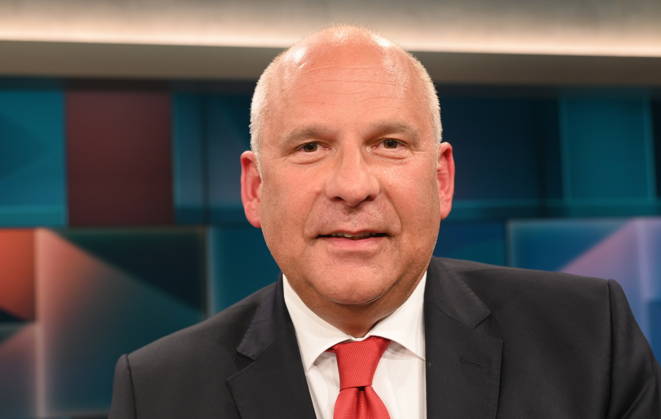 Politiker Roman Poseck, CDU, Hessischer Innenminister, zu Gast in der ARD Talkshow Hart aber Fair mit dem Thema Lehrer, Polizisten, Verwaltung: Wozu brauchen wir noch Beamte?