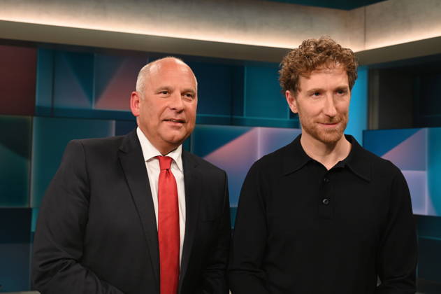 Politiker, Hessischer Innenminister Roman Poseck, CDU, , l-r, und Moderator Louis Klamroth zu Gast in der ARD Talkshow Hart aber Fair mit dem Thema Lehrer, Polizisten, Verwaltung: Wozu brauchen wir noch Beamte?