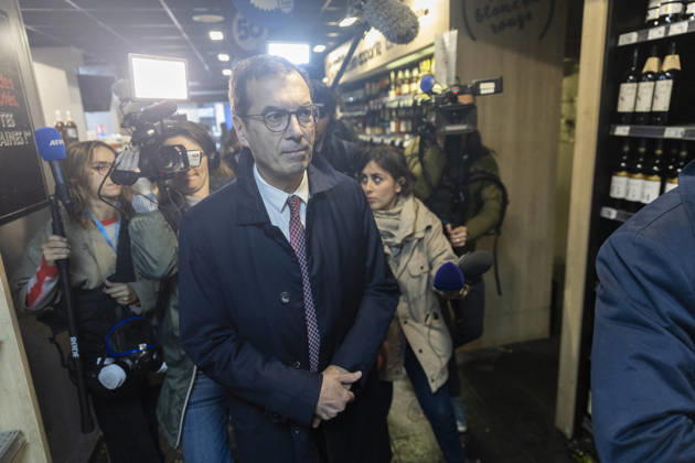 Labour Minister Farandou Visits Looted Supermarket After Weekend Riots - Paris Jean-Pierre Farandou, Minister for Labour and Social Solidarity, during a visit to a supermarket in Paris’s 10th arrondissement on 19 October 2026, which had been left in a state of disarray following the weekend’s riots, which had resulted in looting, vandalism and the destruction of shopsPhotos by Jérémy Paoloni ABACAPRESS.COM Paris France  Copyright: xPaolonixJeremy ABACAx