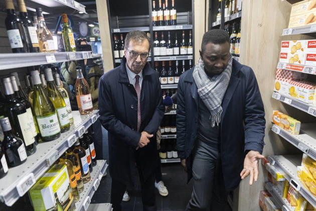 Labour Minister Farandou Visits Looted Supermarket After Weekend Riots - Paris Jean-Pierre Farandou, Minister for Labour and Social Solidarity, during a visit to a supermarket in Paris’s 10th arrondissement on 19 October 2026, which had been left in a state of disarray following the weekend’s riots, which had resulted in looting, vandalism and the destruction of shopsPhotos by Jérémy Paoloni ABACAPRESS.COM Paris France  Copyright: xPaolonixJeremy ABACAx
