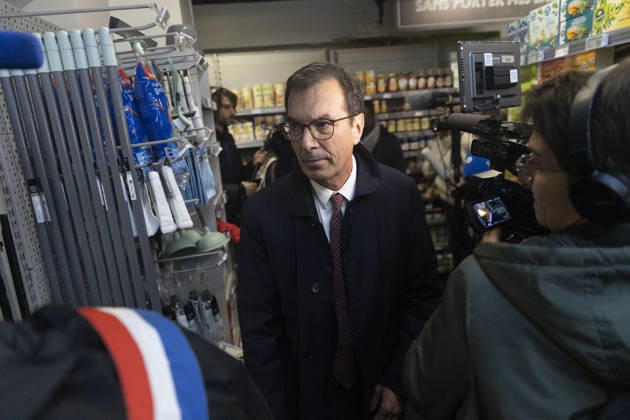 Labour Minister Farandou Visits Looted Supermarket After Weekend Riots - Paris Jean-Pierre Farandou, Minister for Labour and Social Solidarity, during a visit to a supermarket in Paris’s 10th arrondissement on 19 October 2026, which had been left in a state of disarray following the weekend’s riots, which had resulted in looting, vandalism and the destruction of shopsPhotos by Jérémy Paoloni ABACAPRESS.COM Paris France  Copyright: xPaolonixJeremy ABACAx