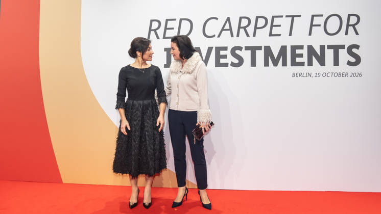 Katherina Reiche, Bundesministerin für Wirtschaft und Energie, und Dorothee Bär, Bundesministerin für Forschung, Technologie und Raumfahrt (von links) auf dem roten Teppich;Invest in Germany Summit 2026 - Red Carpet for Investments - Event Location Kraftwerk Berlin, Berlin Berlin Deutschland Kraftwerk Event Location