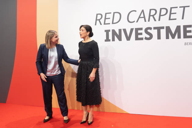 Bundesbauministerin Verena Hubertz (SPD) mit Katherina Reiche, Bundesministerin für Wirtschaft und Energie (CDU) - von links;Invest in Germany Summit 2026 - Red Carpet for Investments - Event Location Kraftwerk Berlin, Berlin Berlin Deutschland Kraftwerk Event Location