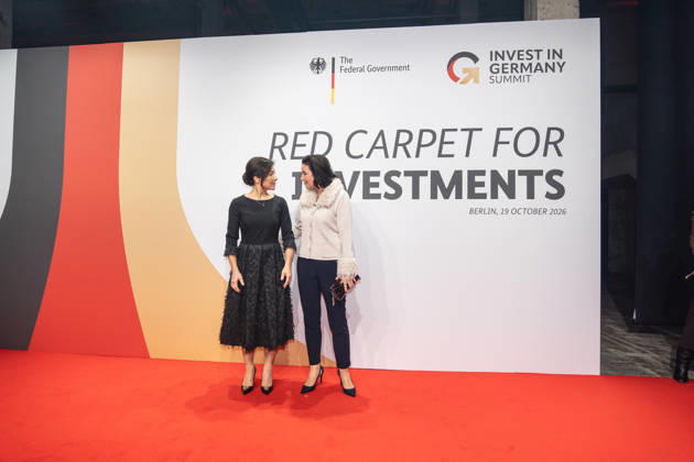 Katherina Reiche, Bundesministerin für Wirtschaft und Energie, und Dorothee Bär, Bundesministerin für Forschung, Technologie und Raumfahrt (von links) auf dem roten Teppich;Invest in Germany Summit 2026 - Red Carpet for Investments - Event Location Kraftwerk Berlin, Berlin Berlin Deutschland Kraftwerk Event Location