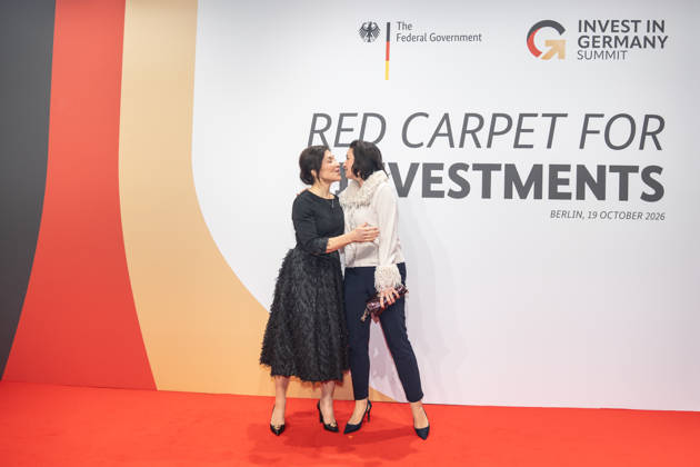 News Bilder des Tages #2 Katherina Reiche, Bundesministerin für Wirtschaft und Energie, und Dorothee Bär, Bundesministerin für Forschung, Technologie und Raumfahrt (von links) auf dem roten Teppich;Invest in Germany Summit 2026 - Red Carpet for Investments - Event Location Kraftwerk Berlin, Berlin Berlin Deutschland Kraftwerk Event Location