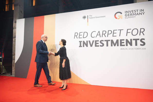 Andreas Bovenschulte, Bürgermeister Bremen mit Katherina Reiche, Bundesministerin für Wirtschaft und Energie;Invest in Germany Summit 2026 - Red Carpet for Investments - Event Location Kraftwerk Berlin, Berlin Berlin Deutschland Kraftwerk Event Location