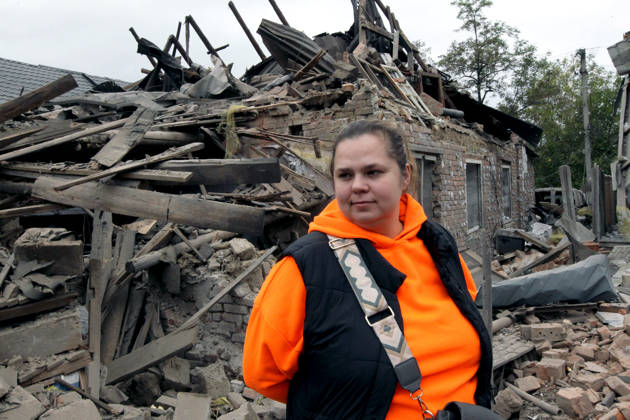Russian troops hit Dnipro with guided bombs A woman stands among the rubble outside a house damaged by a Russian bombardment in Dnipro, Ukraine, on October 19, 2026. On Monday morning, Russian forces launched guided aerial bombs at the eastern city, damaging private homes and infrastructure. An 84-year-old woman was hospitalised in moderate condition. Dnipro Ukraine  Copyright: xMykolaxMiakshykovx originalFilename: ukrinform-russiant261019_npU4d.jpg