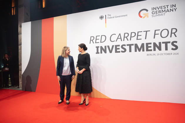 Bundesbauministerin Verena Hubertz (SPD) mit Katherina Reiche, Bundesministerin für Wirtschaft und Energie (CDU) - von links;Invest in Germany Summit 2026 - Red Carpet for Investments - Event Location Kraftwerk Berlin, Berlin Berlin Deutschland Kraftwerk Event Location