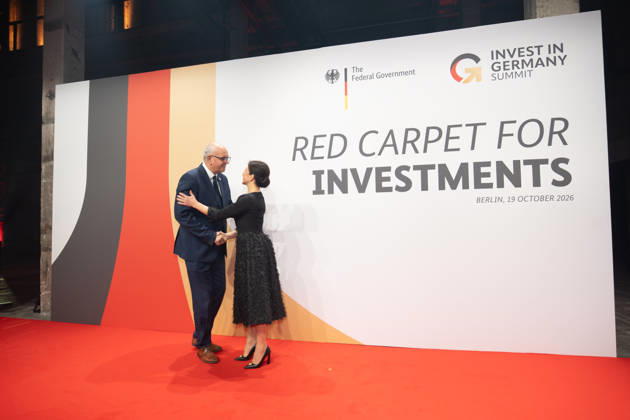 Andreas Bovenschulte, Bürgermeister Bremen mit Katherina Reiche, Bundesministerin für Wirtschaft und Energie;Invest in Germany Summit 2026 - Red Carpet for Investments - Event Location Kraftwerk Berlin, Berlin Berlin Deutschland Kraftwerk Event Location