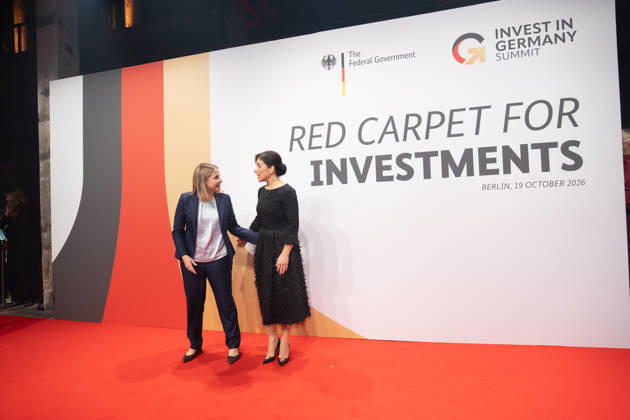 Bundesbauministerin Verena Hubertz (SPD) mit Katherina Reiche, Bundesministerin für Wirtschaft und Energie (CDU) - von links;Invest in Germany Summit 2026 - Red Carpet for Investments - Event Location Kraftwerk Berlin, Berlin Berlin Deutschland Kraftwerk Event Location