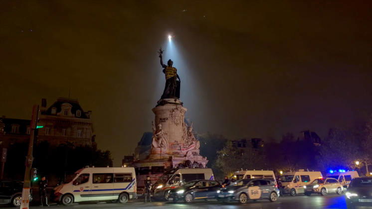 Helicopter Over Republic Square During Curfew - Paris Videograbs - A police helicopter overflies the Place de la République during the first night of an enforced overnight curfew following recent widespread urban unrest. Security forces patrolled empty streets in designated sectors to enforce the strict 11:00 p.m. to 6:00 a.m. movement restriction imposed in the capital after days of looting and clashes over high living costs. Paris, France, October 19, 2026. Photo by CLPRESS ABACAPRESS.COM Paris Ile-de-France France  Copyright: xCLPRESS ABACAx