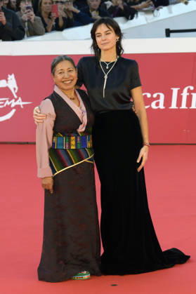 Kunzom Thakuri und Kasia Smutniak bei der Premiere des Dokumentarfilms Mustang auf dem 21. Internationalen Filmfestival von Rom Festa del Cinema di Roma 2026 im Auditorium Parco della Musica. Rom, 19.10.2026