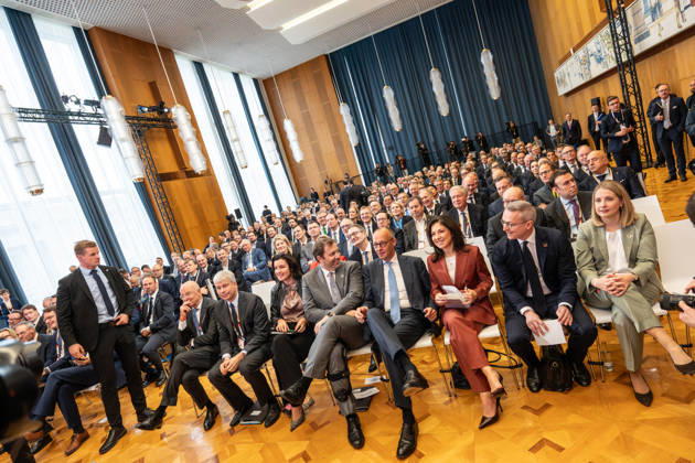 NN, Steffen Bilger, Dorothee Bär, Lars Klingbeil, Friedrich Merz, Katherina Reiche, Karsten Wildberger, Verena Hubertz (1. Reihe von links) - im ehemaligen Staatsratsgebäude der DDR wirbt die Bundesregierung um internationale Investionen;Invest in Germany Summit 2026 in der ESMT - European School of Management and Technology Berlin, Berlin Berlin Deutschland ESMT Berlin